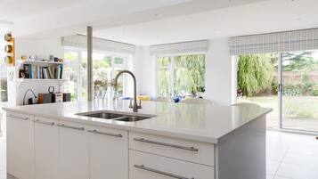 House | 6 bedrooms, desk, iron/ironing board, Internet