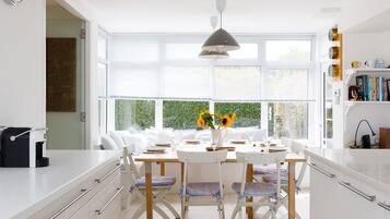 House | 6 bedrooms, desk, iron/ironing board, Internet