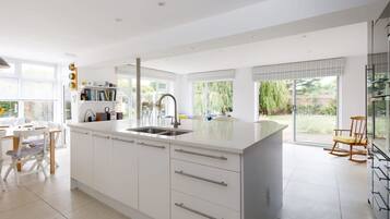 House | 6 bedrooms, desk, iron/ironing board, Internet