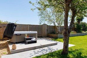 House | 4 bedrooms, Internet - Coastal Retreat for 8 With Hot Tub - Walk to Beach (Chichester)