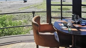 Ruokailutila, josta avautuu näkymä rannalla oleviin veneisiin.