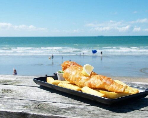 Coastal Retreat for 8 With Hot Tub - Walk to Beach