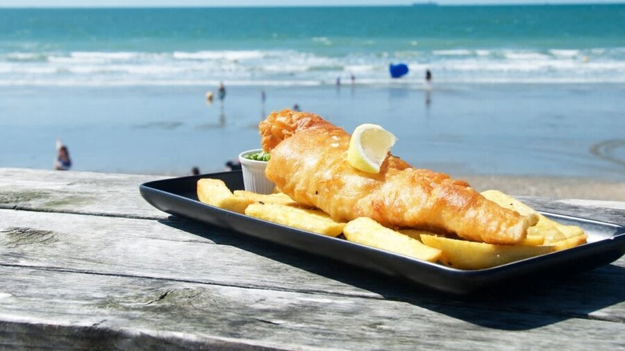 Coastal Retreat for 8 With Hot Tub - Walk to Beach