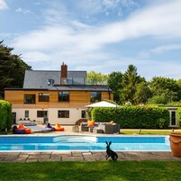 Casa | 5 quartos, escrivaninha, ferros/tábuas de passar roupa