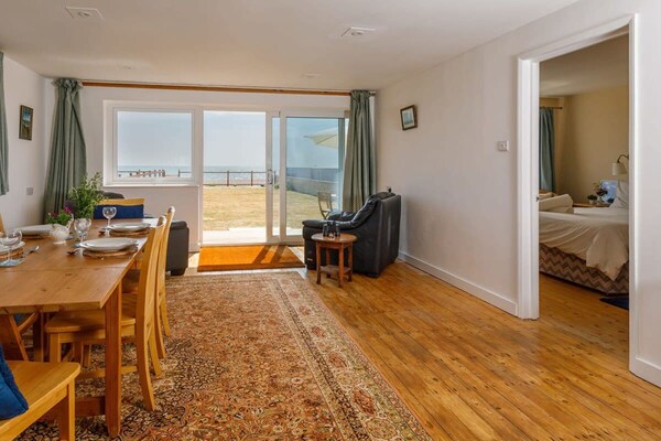 Sunny Seafront Chalet - Sleeps 6 - Bracklesham Bay