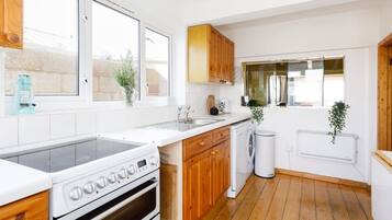 Studio | 3 kamar tidur, meja kerja, setrika/meja setrika, dan internet