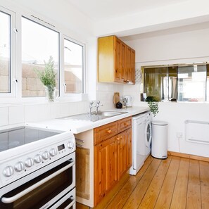 Studio | 3 bedrooms, desk, iron/ironing board, Internet - Sunny Seafront Chalet - Sleeps 6 (Chichester)