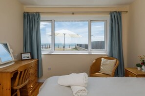 House | 3 bedrooms, desk, iron/ironing board, Internet - Sunny Seafront Chalet - Sleeps 6 (Chichester)