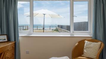 Studio | 3 kamar tidur, meja kerja, setrika/meja setrika, dan internet