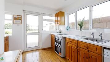 Studio | 3 kamar tidur, meja kerja, setrika/meja setrika, dan internet