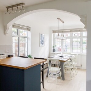 4 bedrooms, desk, iron/ironing board, Internet - Bright Modern 4 br House 100 Metres From Beach (Chichester)