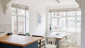 House | 4 bedrooms, desk, iron/ironing board, Internet