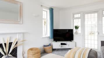 House | 4 bedrooms, desk, iron/ironing board, Internet