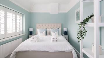 House | 4 bedrooms, desk, iron/ironing board, Internet