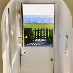 Puerta con vistas a un banco y una valla sobre un cuerpo de agua.