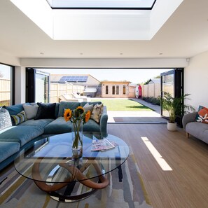 House | 4 bedrooms, iron/ironing board, Internet - Luxury Designer Coastal Home for 10 With hot tub (Chichester)