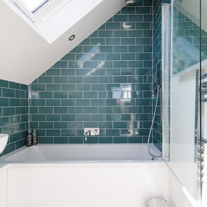 House | 4 bedrooms, iron/ironing board, Internet - Luxury Designer Coastal Home for 10 With hot tub (Chichester)