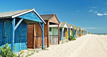 Luxury Designer Coastal Home for 10 With hot tub