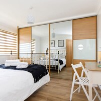 3 habitaciones, tabla de planchar con plancha y acceso a internet 