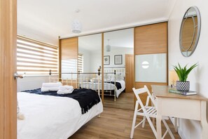 House | 3 bedrooms, iron/ironing board, Internet - Charming Bolthole 400m to Beach (Chichester)