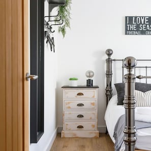 3 bedrooms, iron/ironing board, Internet - Charming Bolthole 400m to Beach (Chichester)