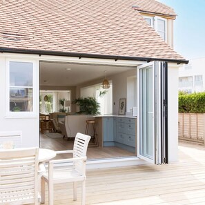 House | 4 bedrooms, desk, iron/ironing board, Internet