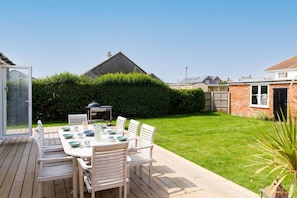 House | 4 bedrooms, desk, iron/ironing board, Internet