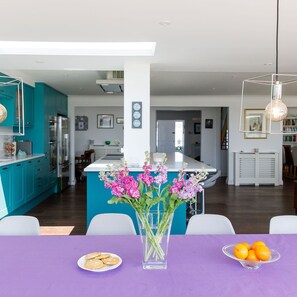 House | 4 bedrooms, desk, iron/ironing board, Internet - Vibrant Seafront Home With Seasonal Pool (Chichester)