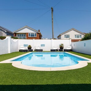 House | 4 bedrooms, desk, iron/ironing board, Internet