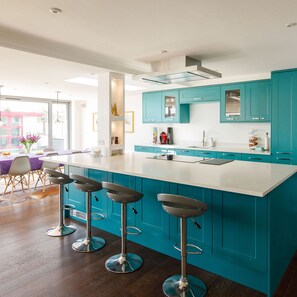 House | 4 bedrooms, desk, iron/ironing board, Internet
