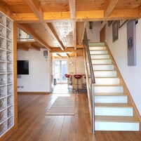 2 habitaciones, escritorio y tabla de planchar con plancha 