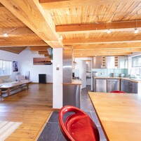 2 habitaciones, escritorio y tabla de planchar con plancha 
