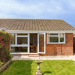 House | 2 bedrooms, iron/ironing board, Internet - Seaside Retreat 2 Mins to Beach (Chichester)