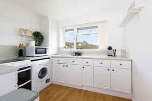 House | 2 bedrooms, iron/ironing board, Internet - Seaside Retreat 2 Mins to Beach (Chichester)