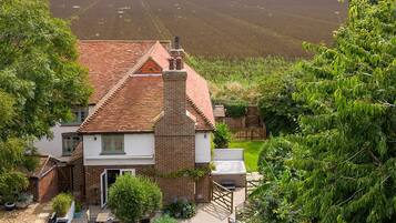 House | 5 bedrooms, iron/ironing board, Internet