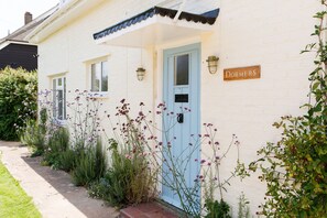 3 bedrooms, iron/ironing board, Internet - Newly Renovated Cottage 150m From Waterfront (Chichester)