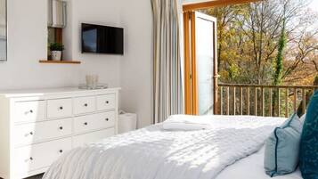 House | 6 bedrooms, desk, iron/ironing board, Internet