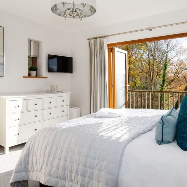 Talo | 6 makuuhuonetta, työpöytä, silitysrauta/-lauta, internet