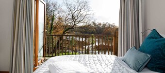 Serene Riverside 6BR Luxury Retreat in Curdridge