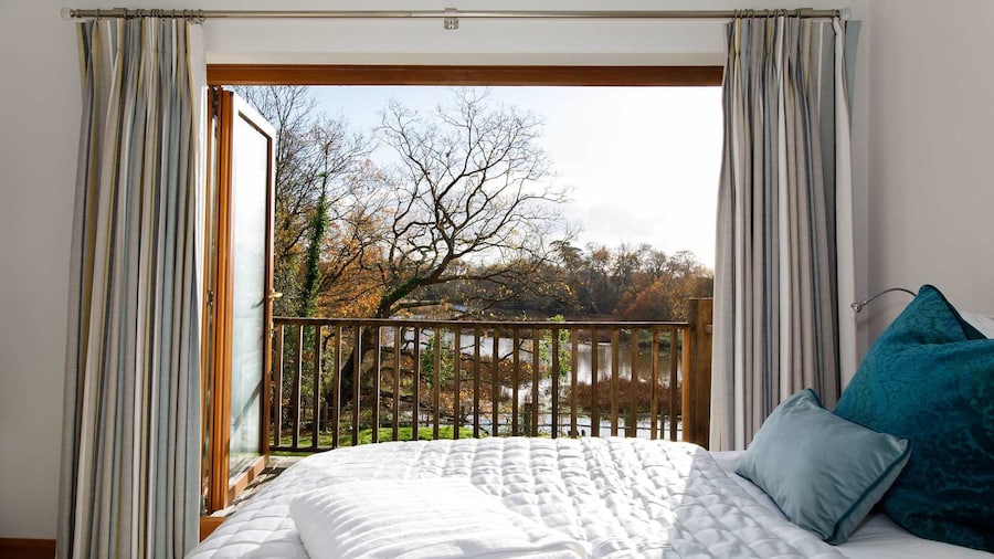 Serene Riverside 6BR Luxury Retreat in Curdridge