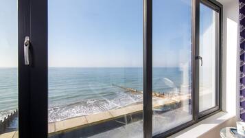 5 bedrooms, iron/ironing board, Internet