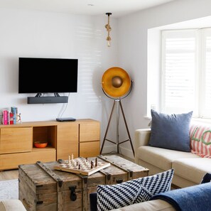 3 bedrooms, iron/ironing board, Internet - Coastal Retreat for 6 Close to Beaches (Chichester)