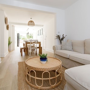 2 bedrooms, iron/ironing board, Internet - Stylish 2 Bed City Stay (Chichester)