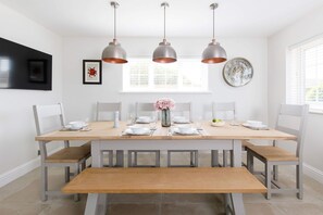 4 bedrooms, desk, iron/ironing board, Internet - Beach House for 10 With hot tub Garden (Chichester)