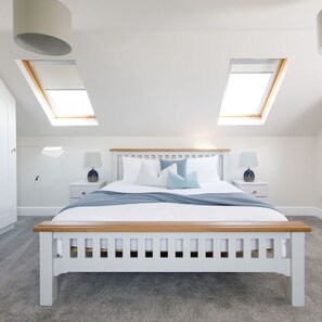 4 bedrooms, desk, iron/ironing board, Internet - Beach House for 10 With hot tub Garden (Chichester)