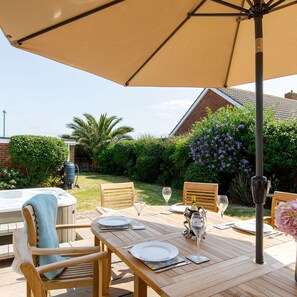 4 bedrooms, desk, iron/ironing board, Internet - Beach House for 10 With hot tub Garden (Chichester)