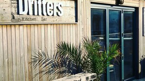 House | 4 bedrooms, desk, iron/ironing board, Internet - Beach House for 10 With hot tub Garden (Chichester)