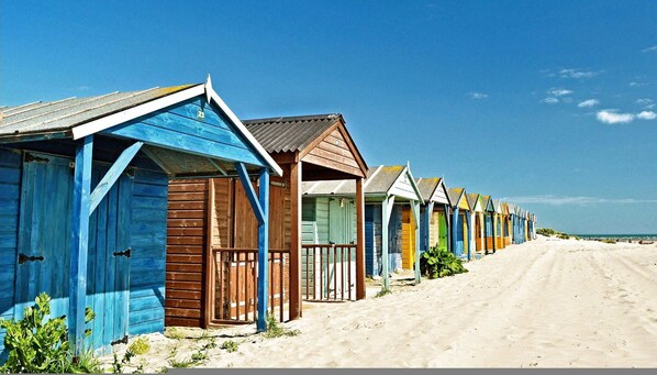 4 bedrooms, desk, iron/ironing board, Internet - Beach House for 10 With hot tub Garden (Chichester)