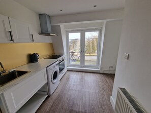 Apartment | Private kitchen | Fridge, oven, stovetop, electric kettle - Impeccable 1-bed Apartment in London (London)