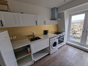 Apartment | Private kitchen | Fridge, oven, stovetop, electric kettle - Impeccable 1-bed Apartment in London (London)